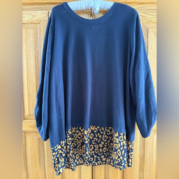 dressbarn Tops - Dressbarn Navy Blue Top with Leopard Accent